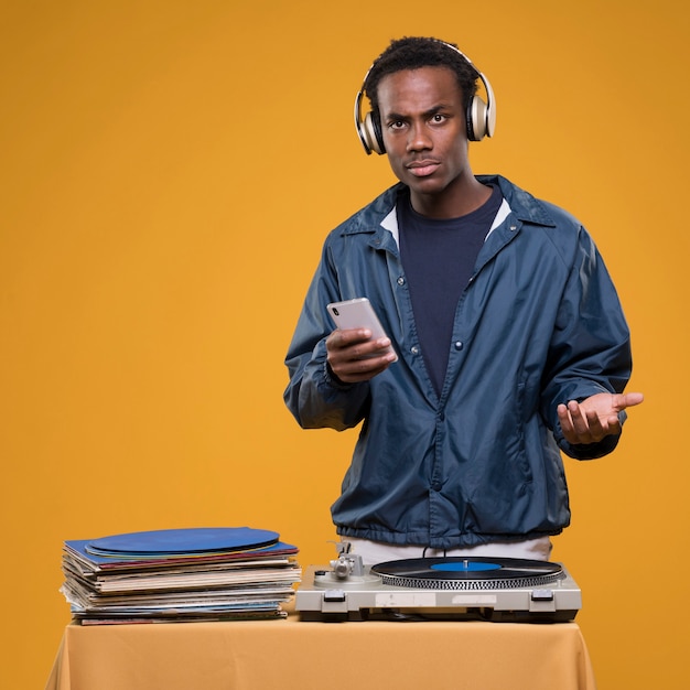 Garoto negro posando com fones de ouvido