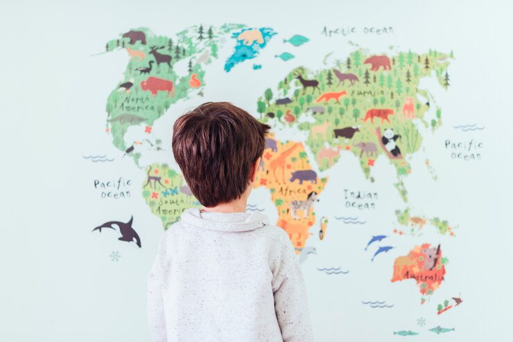 Foto grátis garoto olhando o mapa do mundo