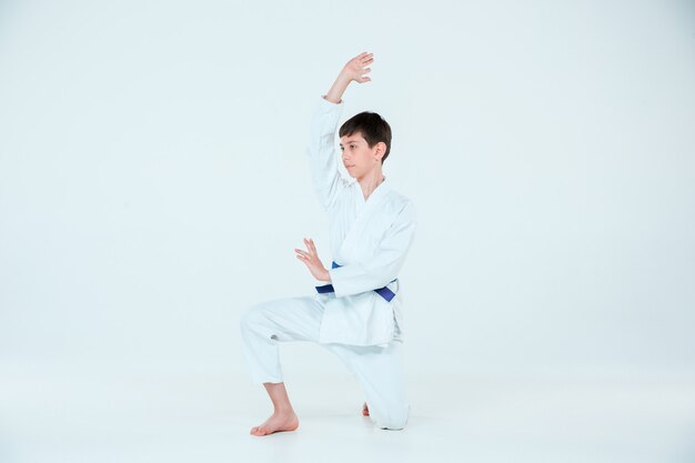 garoto posando no treinamento de Aikido na escola de artes marciais. Estilo de vida saudável e conceito de esportes