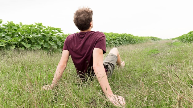 Garoto relaxante e desfrutando da natureza