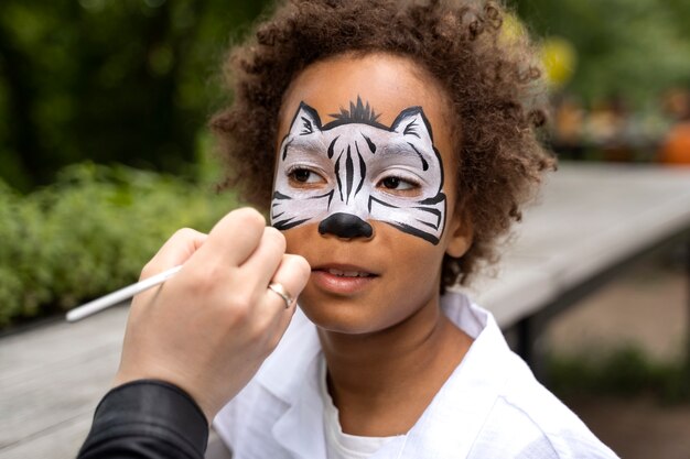 Garoto se divertindo na festa na selva