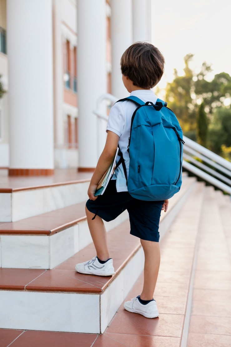 Foto grátis garoto voltando para a escola