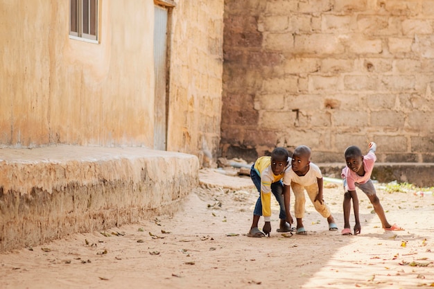 Garotos africanos jogando juntos