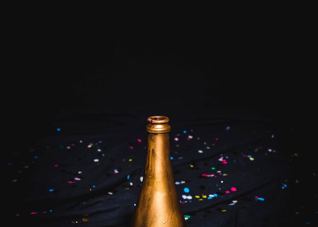 Foto grátis garrafa aberta de champanhe na festa