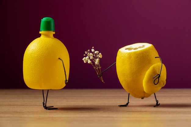 Garrafa animada de limão e suco ainda vida