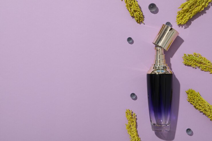 Foto grátis garrafa com perfume e plantas em fundo roxo espaço para texto
