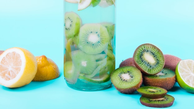 Garrafa de bebida com kiwi e limão