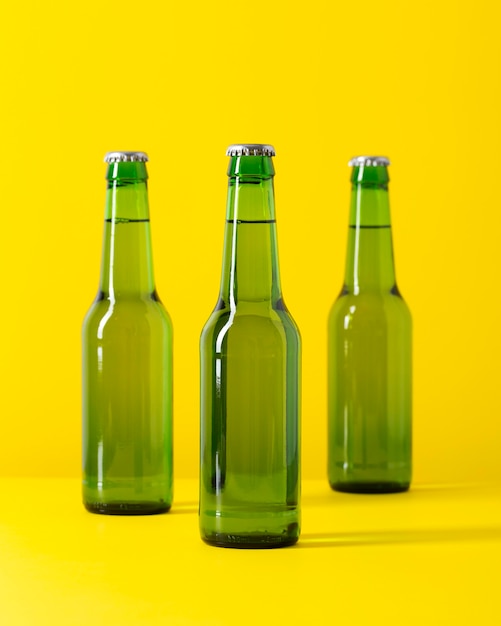 Foto grátis garrafa de cerveja de alto ângulo