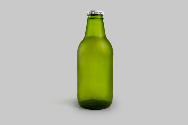 Garrafa de cerveja gelada verde isolada