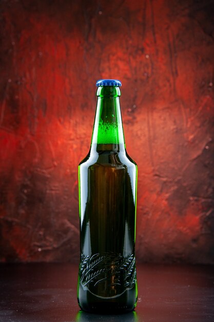 Garrafa de cerveja verde de vista frontal
