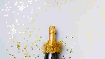 Foto grátis garrafa de champanhe com lantejoulas estrela