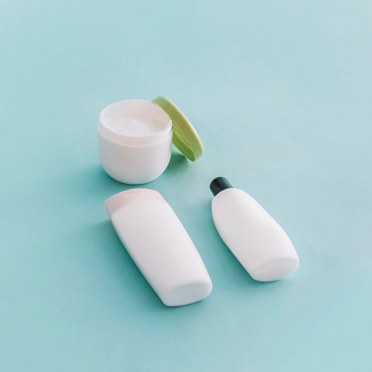 Foto grátis garrafa de cosméticos perto de creme