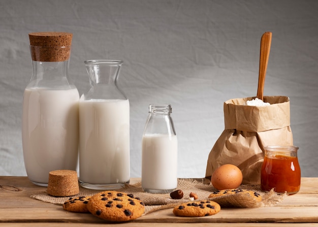 Garrafa de leite com biscoitos doces