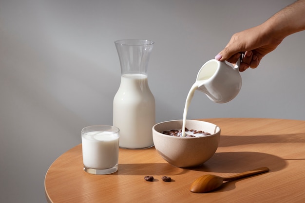 Foto grátis garrafa de leite com cereais de pequeno-almoço