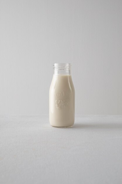 Garrafa de leite no fundo branco