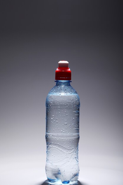 Garrafa de plástico de água fresca e fria