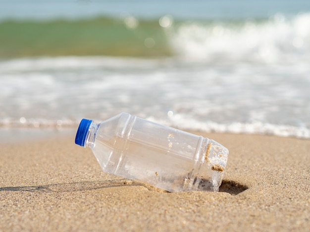 Garrafa de plástico deixada na praia