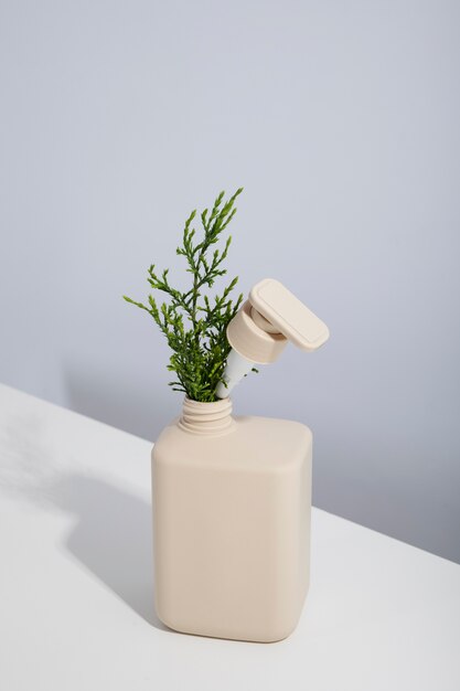 Garrafa de plástico reciclado de alto ângulo com planta