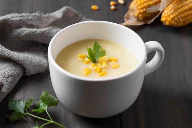 Garrafa de sopa de creme de ângulo alto