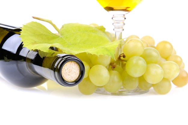 Garrafa de vinho, copo e uvas isoladas em branco