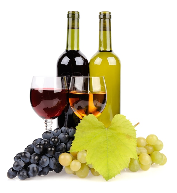 Garrafa de vinho, copo e uvas isoladas em branco