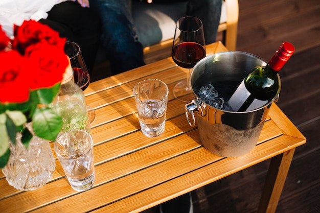 Foto grátis garrafa de vinho dentro do balde de gelo na mesa