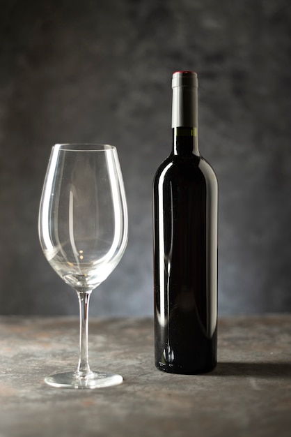 Garrafa de vinho e vidro sobre uma mesa