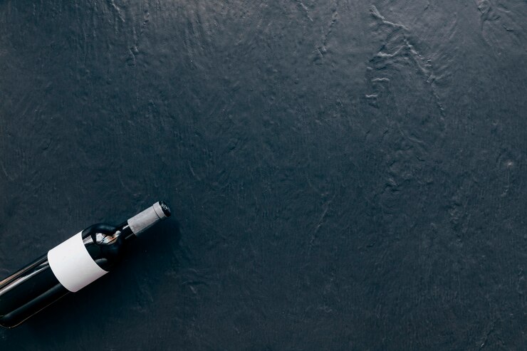 Foto grátis garrafa de vinho em cinza