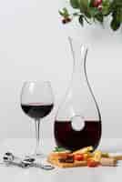 Foto grátis garrafa de vinho tinto e arranjo de vidro