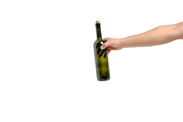 Garrafa de vinho vazia, verde, de vidro à disposição em um fundo branco, isolada.
