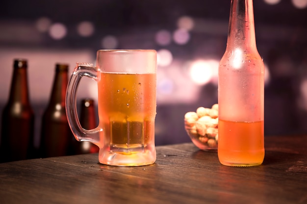 Garrafa e copo de cerveja