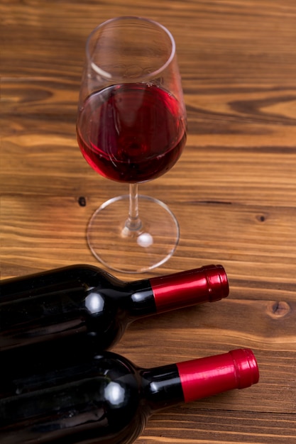 Foto grátis garrafa e copo de vinho tinto