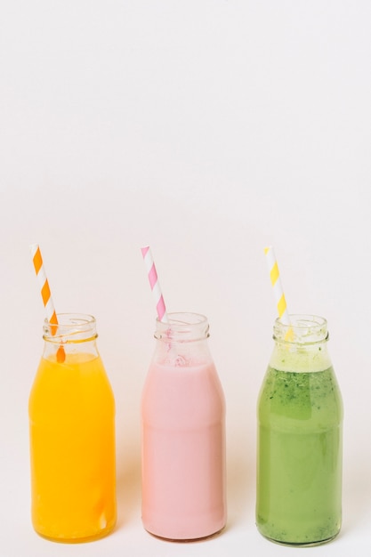 Foto grátis garrafas coloridas com smoothies de frutas