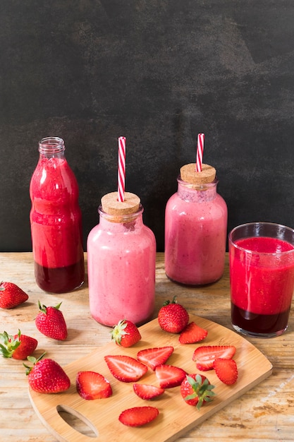 Garrafas com batido de morango