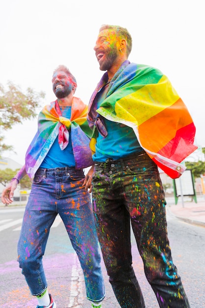 Foto grátis gays rindo curtindo o festival de holi