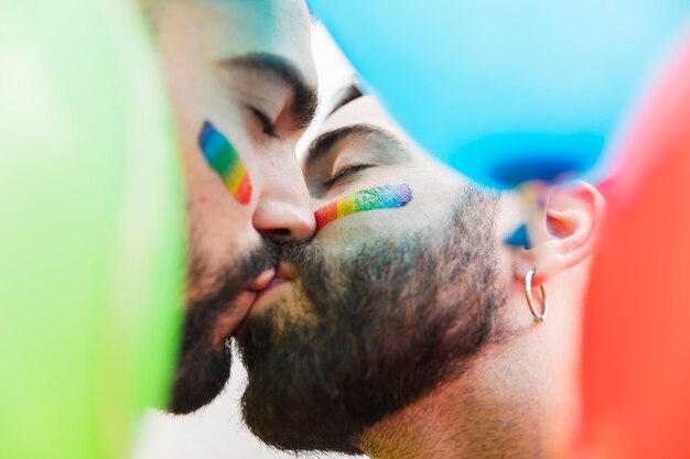 Gays se beijando com os olhos fechados