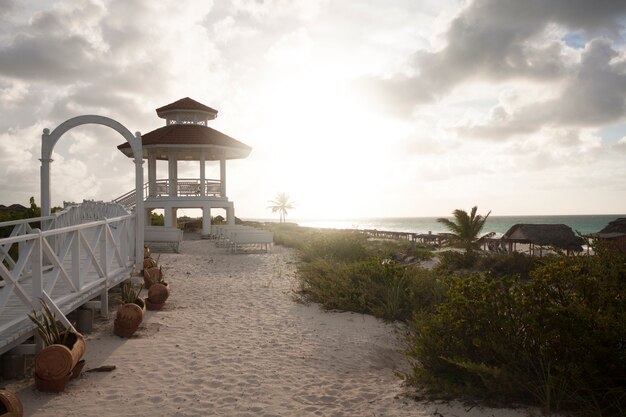 Gazebo na praia ao pôr do sol