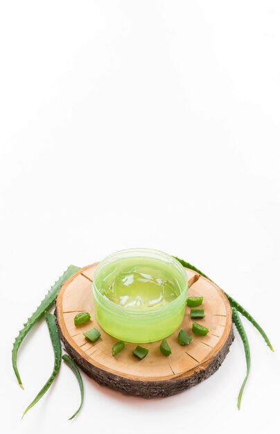 Gel de aloe vera de alta vista na placa de madeira