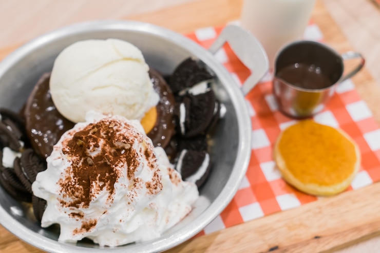 Foto grátis gelado com panqueca e chocolate