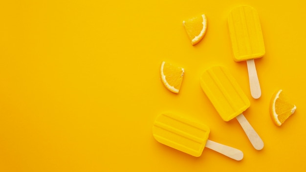 Foto grátis gelado com sabor amarelo no espaço da cópia