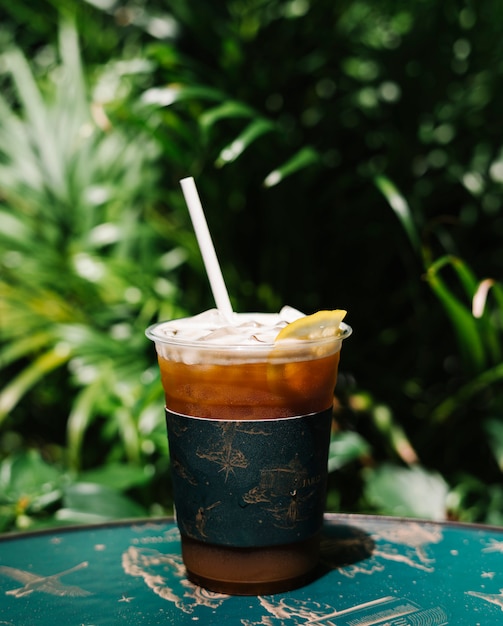 Foto grátis gelado gelado café com limão em uma mesa