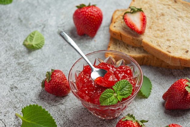 Geléia de morango em fundo escuro