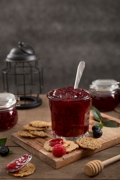 Foto grátis geléia deliciosa caseira de frutas da floresta em uma jarra