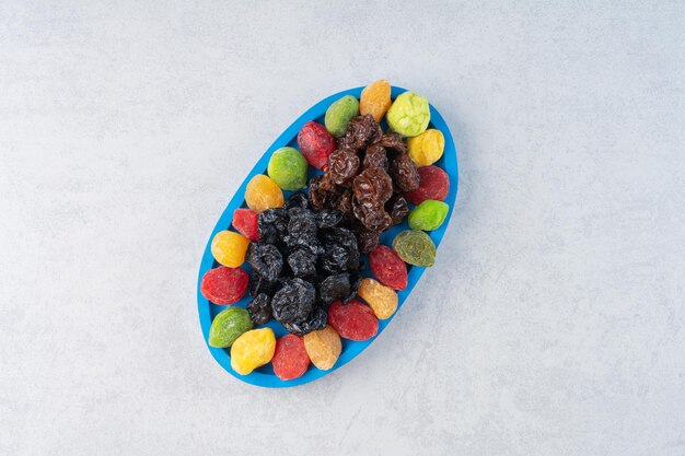 Geléias de frutas secas multicoloridas isoladas na superfície do concreto.