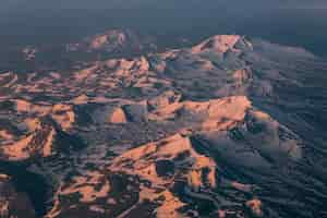 Foto grátis geleiras no topo do relevo das montanhas com luz e sombra