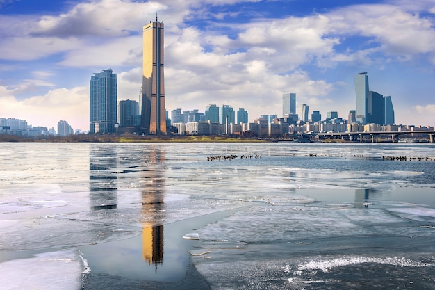 Gelo do rio Han e da paisagem urbana no inverno, Seul, na Coreia do Sul.