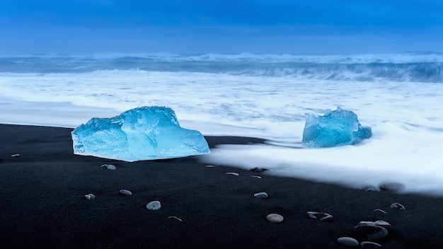 Gelo na praia preta perto da lagoa da geleira de Jokulsarlon, praia daimond, Islândia.