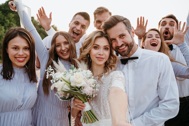 Gente bonita comemorando casamento na praia