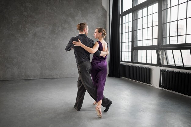 Gente bonita e elegante dançando tango