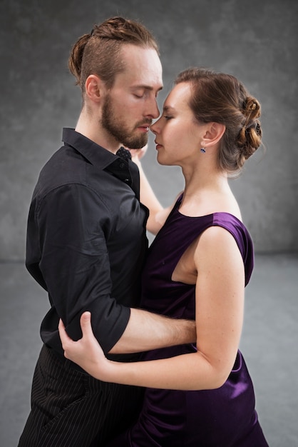 Foto grátis gente bonita e elegante dançando tango